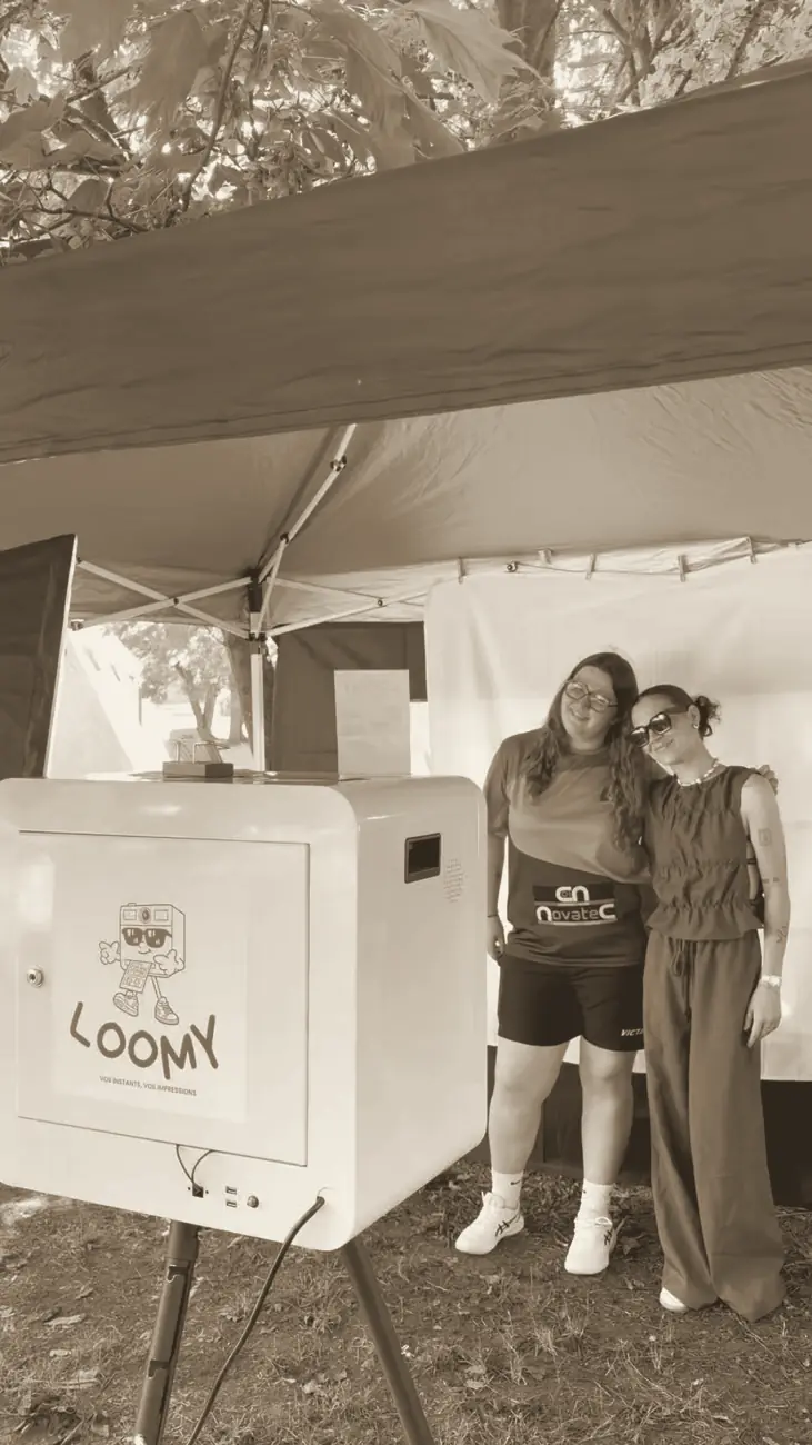 La borne LOOMY sous une tonnelle lors d'une fête d'association en plein air